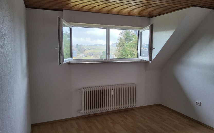 Sonnige 3-Zimmer-Wohnung mit EBK, Balkon, Keller, Garage und Stellplatz – Schlafzimmer 1