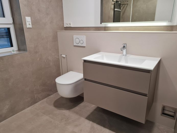 **Neubau Erstbezug, Traumhafte und moderne 4-ZIMMER EG.-Maisonette Whg. in Bischofsheim** – Badezimmer