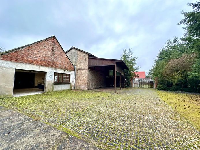 Carport und Garage