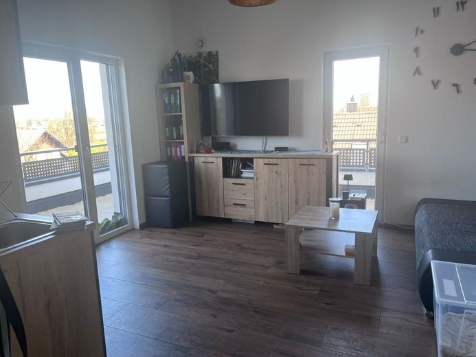 Gepflegtes 1-Zimmer-Penthouse Apartement mit großem Balkon in Rosenheim - Anfragen nur per Mail – Gemütlicher Wohnbereich