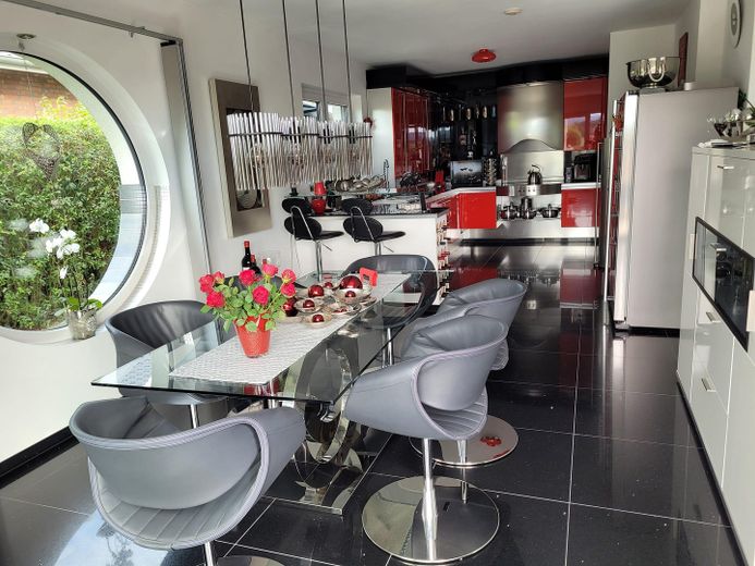 Esszimmer mit Küche