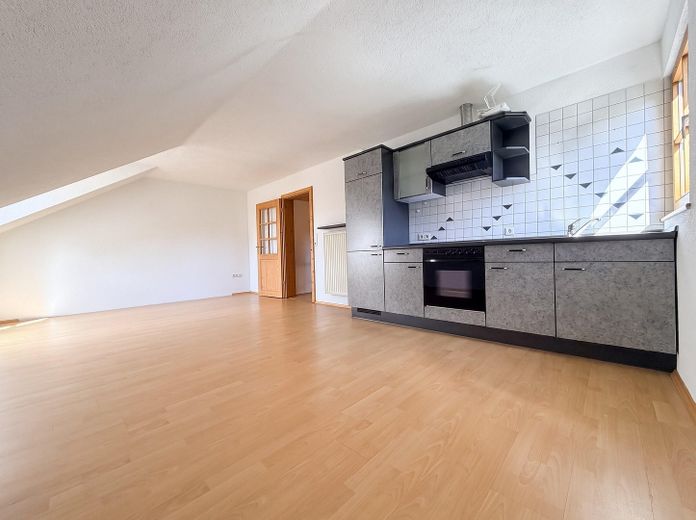 Casa adosada de 6 habitaciones con jardín, balcón orientado al sur y garaje en Germaringen – 2. OG: Wohnen mit Küchenzeile