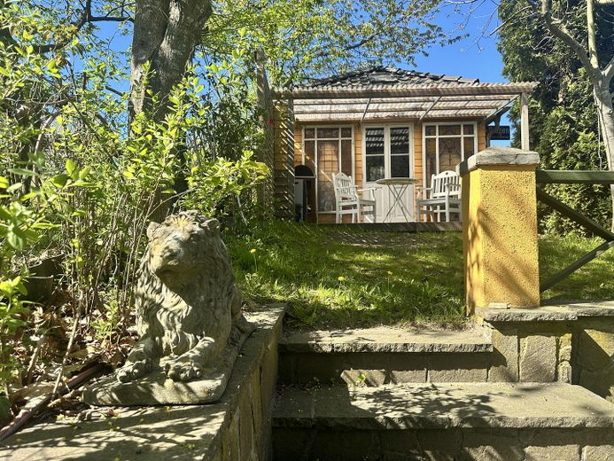 Villa mit Gutshauscharakter auf 3500m²-unverbaubarer Seeblick in Kieler Stadtrandlage – Teehaus mit Terasse