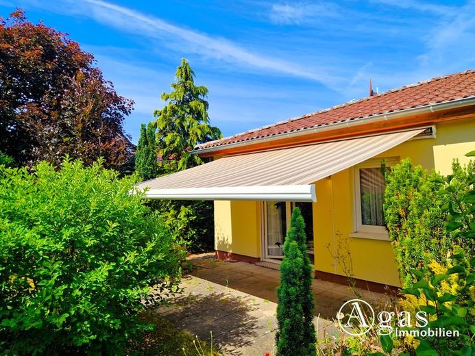 Ruhig, modern, bestens vernetzt: Bungalow in Seenähe von Wendisch Rietz – Bungalow Terrasse