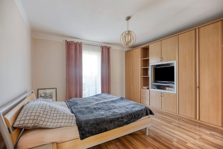 Wohnen mit Zukunft: Einfamilienhaus mit Wärmepumpe, Kamin und Effizienzklasse A+ – EG: Schlafen #1