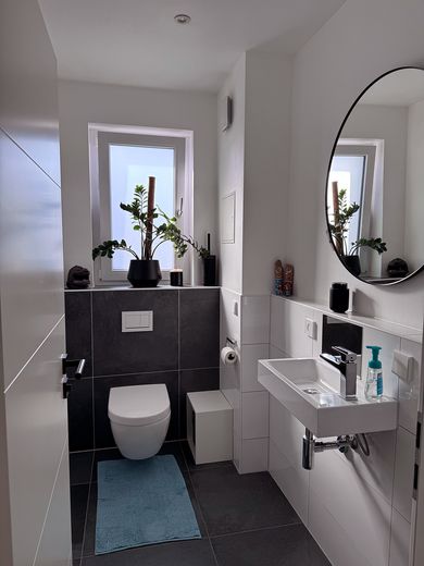 Vertragsfreie 4-Zimmer-Neubauwohnung mit TG-Stellplatz und großem Balkon in ruhiger Lage – Gäste-WC