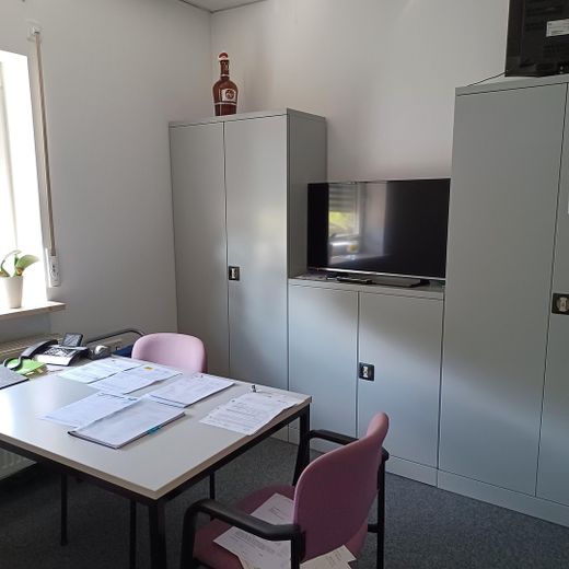 Halle mit Büro zu vermieten – Büro 