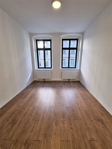 Modernes Wohnen im energetischen Denkmal – 3-Raum-Wohnung im Hochparterre (inkl. Einbauküche) – Zi 1.15 mit 2x große Fenster