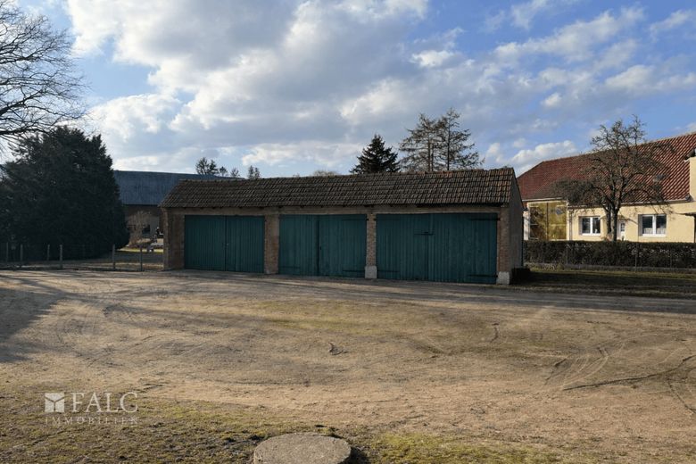 Dassow: Große Doppelhaushälfte mit Werkstatt, Scheune, 3 Garagen und 2.589 m² Grundstück – Garagen