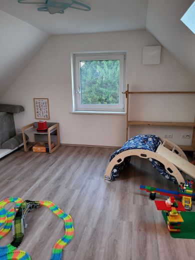 Casa unifamiliar completamente renovada con amplio jardín en una ubicación tranquila y bien comunicada – Kinderzimmer OG