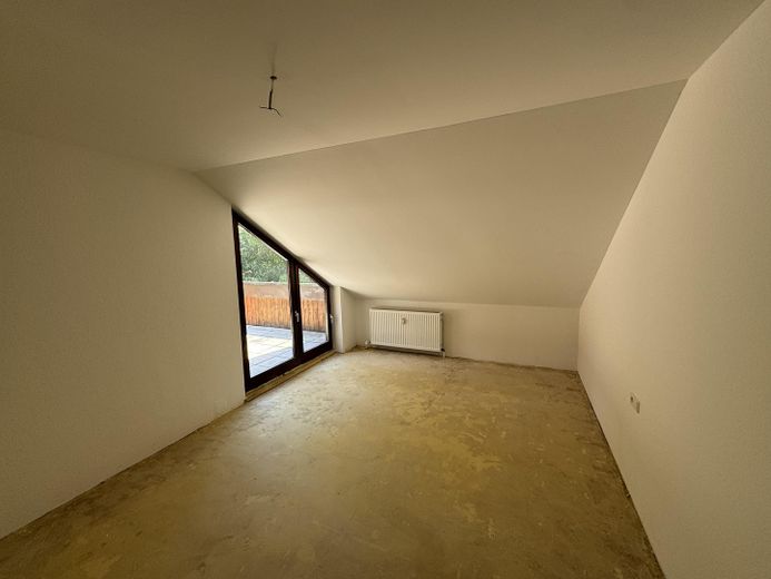 Sanierte 3-Zimmer-Dachgeschosswohnung mit Dachterrasse und Tiefgaragenplatz – Schlafzimmer
