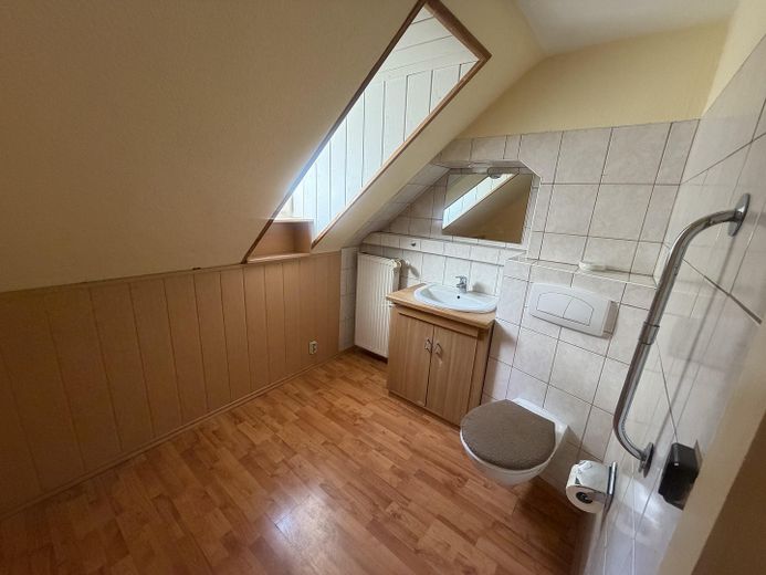 Ländliche Idylle mitten in der Stadt ! Ihr künftiges Zuhause mit herrlichem Garten und 3 Garagen ! – Bad im DG