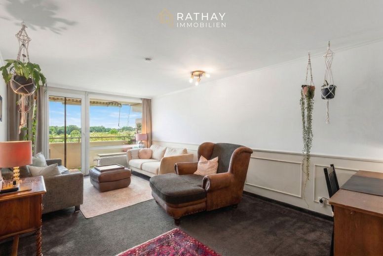Ruhige 3-Zimmer-Maisonette mit Fernblick, Südbalkon, Loggia und 2 TG-Stellplätzen – Wohnzimmer