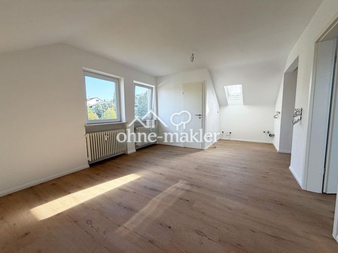 Piso de 2 habitaciones en ático, completamente renovado, con plaza de aparcamiento en Oberstenfeld – Foto 1