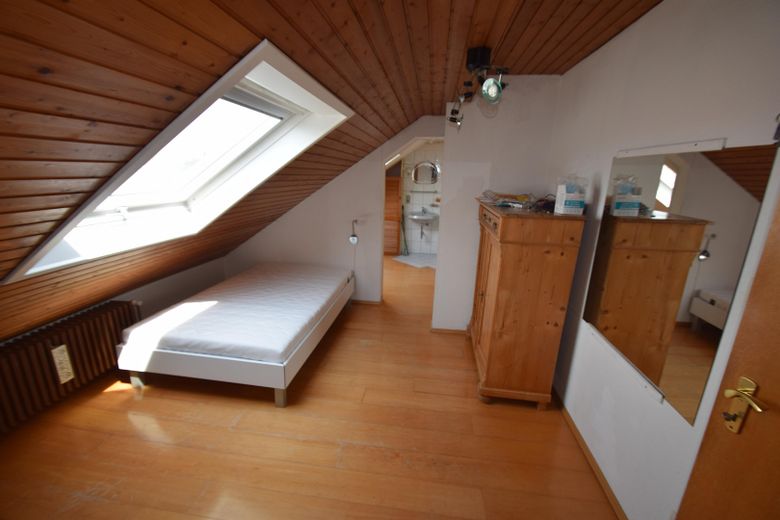 Provisionsfrei! Zweifamilienhaus, großer Sonnengarten – 1. Zimmer  Dach