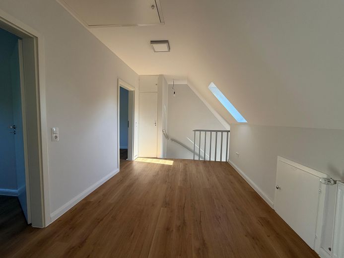Erstbezug nach Kernsanierung – Reihenendhaus mit großem Garten und Garage in Bremen-Alt-Osterholz – Flur DG 
