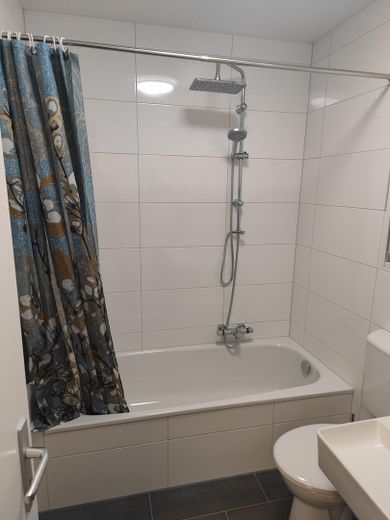 Bochum Şehir Merkezi En İyi Konum ***** Şık döşenmiş ve sakin daire – Bad mit Wanne und Dusche