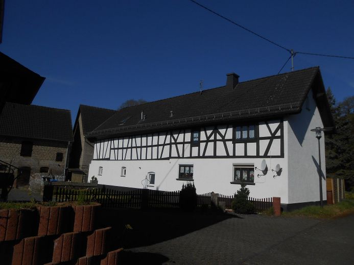Vollvermietetes Gebäude - DHH als Eigennutz möglich - mit Nebengebäude und neuer Garage – Strassenansicht