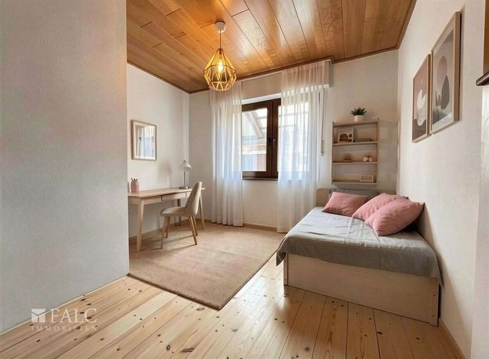 Ein Zuhause für Generationen - Zwei Häuser mit vielfältigen Möglichkeiten – Schlafzimmer - (KI generiert)