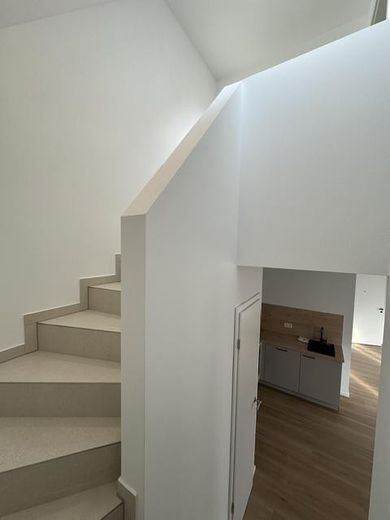 Neubau - Erstbezug - Maisonette - 3 ZW inkl. EBK, Stellplatz, Keller, ca. 66m² Wfl. – Treppe ins DG
