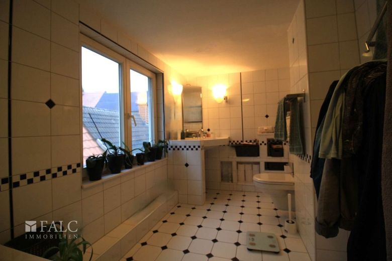 Charmantes Fachwerkhaus mit großem Entwicklungspotenzial – 1. OG - Bad mit Badewanne