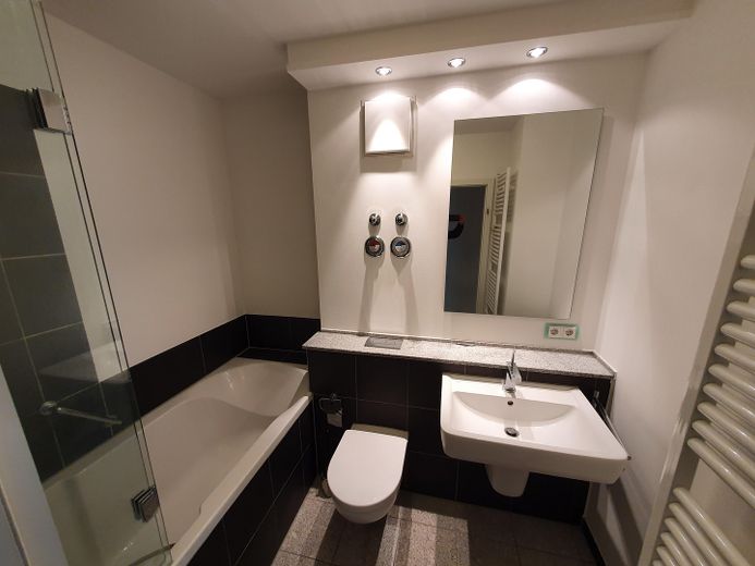 2-Zimmer-Altstadtwohnung mit Balkon – Bad