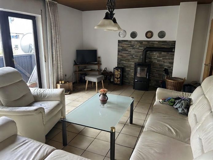 Casa unifamiliare ben tenuta con grande potenziale e terreno edificabile aggiuntivo a 54570 Neroth – Wohnzimmer