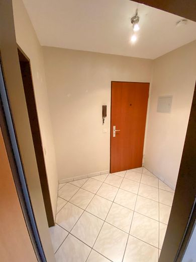 Prachtig appartement op de zolderverdieping met grote loggia, parkeerplaats in rustige ligging en ca. 6 % rendement – Flur