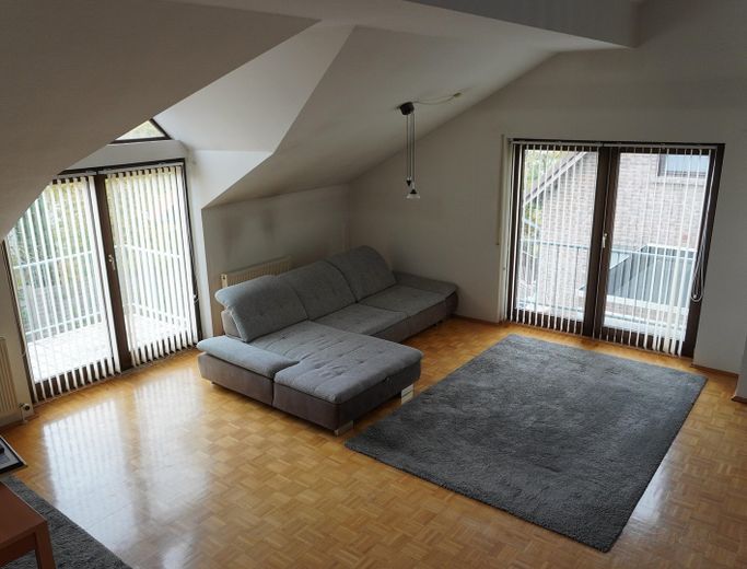 Wohnzimmer mit zwei Balkonen