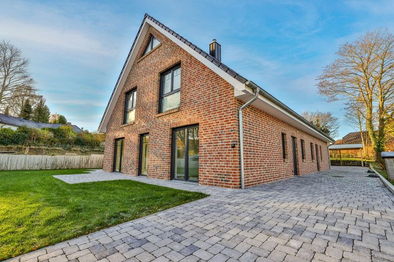 Neubau-Doppelhäuser in Scharbeutz-Klingberg – Traumlage am See, nur wenige Minuten zur Ostsee! – Auffahrt Vorderseite