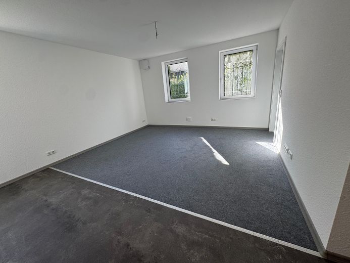 Blick von Küche ins Wohnzimmer