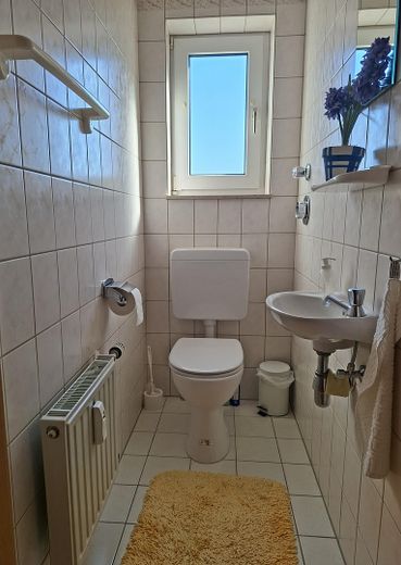 Sehr gepflegte 3-Zimmer-Wohnung mit Balkon, großem Kellerraum und Garage in ruhiger Wohnlage – WC