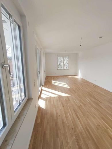 Neubau 3-Zimmer-Wohnung mit Fußbodenheizung, EBK, Balkon, Tiefgarage – Wohnzimmer