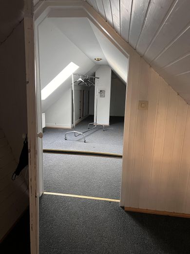 Großzügiges Haus in Alleinlage mit großem Garten – Spitzboden