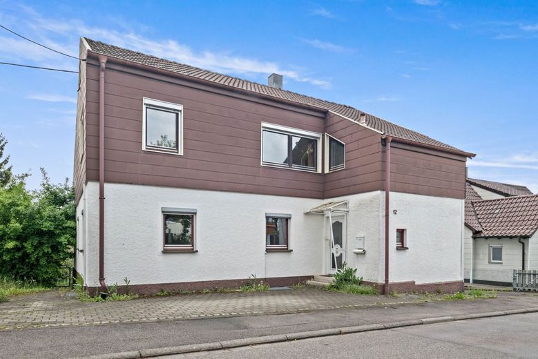 PROVISIONSFREI - Viel Platz für Ideen: Einfamilienhaus mit großem Garten – Ansicht Straße