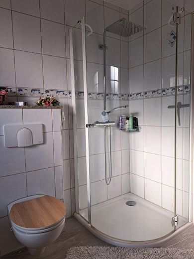 Charmantes Einfamilienhaus in ruhiger zentraler Lage – Bad2