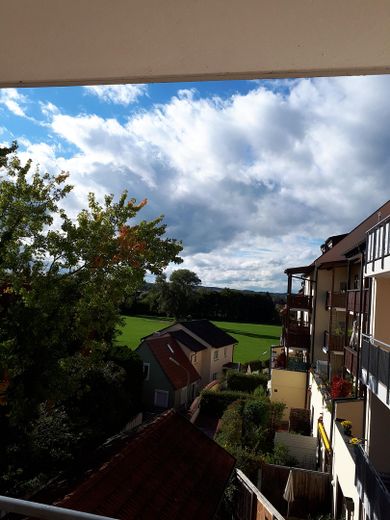 Traumhafte Wohnung im Stadtzentrum von Moosburg – Ausblick ins Grüne