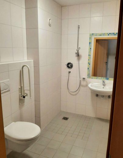 2 schöne 2-Zimmer Wohnungen mit Panoramablick, Balkon u. Küchenzeile u. 2 Duschbädern zu vermieten – DG Bad 2 Zugang Schlafzimmer