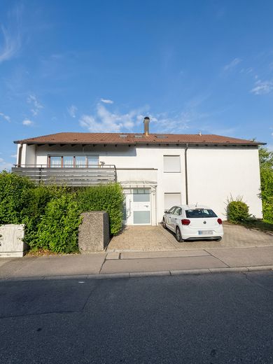 Pfiffige 2 ZW, Garage, Balkon, KA oder Eigenutz, sofort frei !!! – Hausansicht Frontal