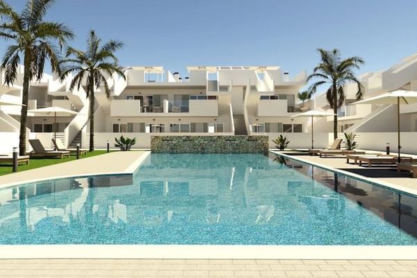 Appartamenti al piano superiore con 2 camere da letto, 2 bagni, terrazza sul tetto, posto auto e piscina condominiale presso l’El Alba Mediterranean Resort