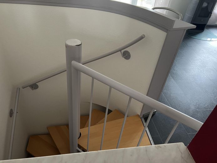 5 Zi.-Maisonette mit Garten, Terrasse und Carport in Mühlheim in ruhiger Anliegerstraße – Treppe ins Souterrain