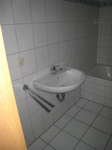 Große 2-Zimmer mit Laminat, Wannenbad, Stellplatz und Balkon in ruhiger Lage! EBK mgl. – IMG_8713