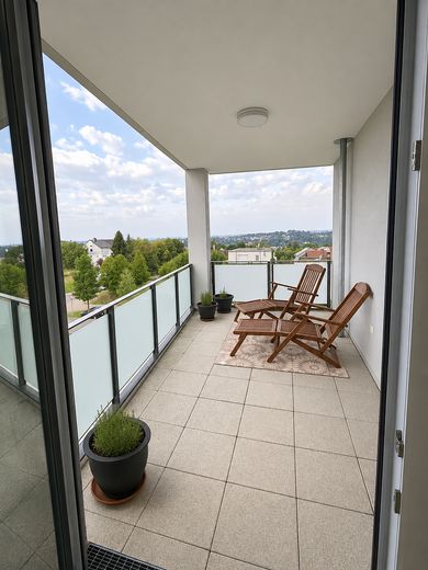 Aantrekkelijk 3,5-kamerappartement met loggia, ingerichte keuken en prachtig uitzicht – Balkon/Loggia