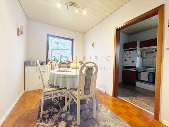 Geräumige 4-Zimmer-Wohnung mit sonnigem Balkon und Garagenstellplatz – Essbereich