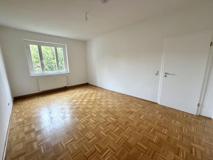2-Raum-Wohnung mit Balkon & Badewanne - WG geeignet - Parkett-Fußboden – Schlafzimmer