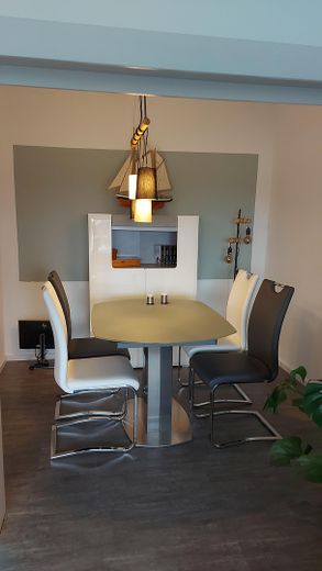Helle Wohnung mit Balkon direkt am Deich - 2,5 Zimmer, 61qm – Essecke oder Schlafnische