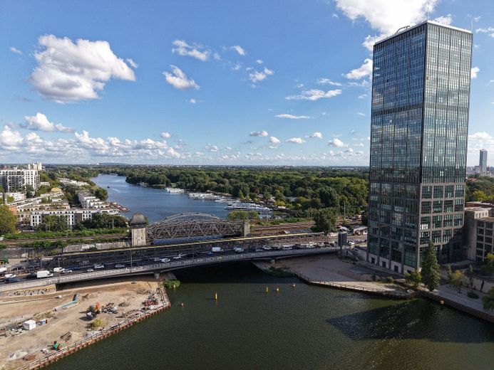 Vistas directas al Spree | 107 m² disponibles para ocupar | Ascensor | Sin comisión | 3–4 habitaciones – Umgebung