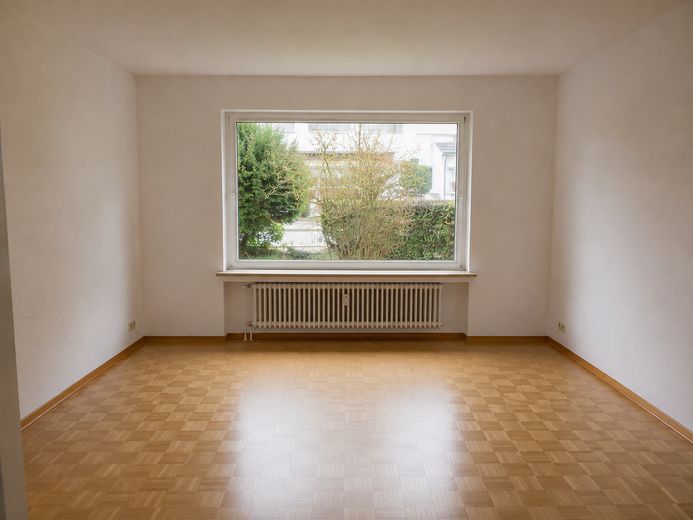 Provisionsfrei von privat: Modernisiertes Reihenhaus mit Garage in Hagen-Ems – Wohnzimmer, Blick zur Front