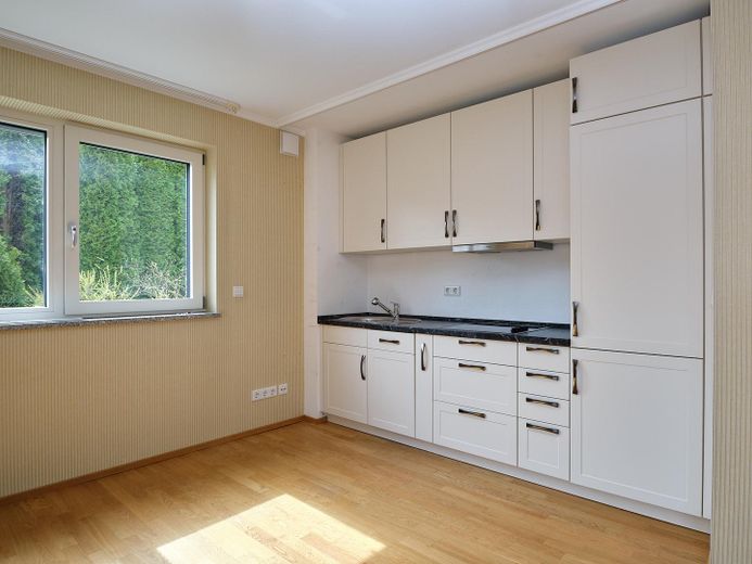 *PROVISIONSFREI* Hochwertige Erdgeschoss-Terrassenwohnung in Bestlage Maxhofstraße - Fürstenried – Moderne helle Küche
