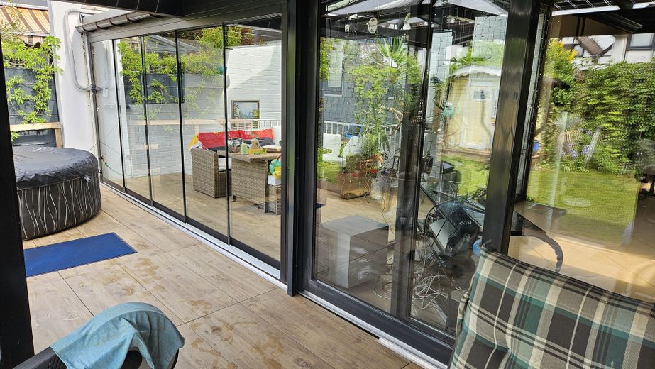 Modernisiertes Maisonette-Reihenhaus mit PV-Anlage, Marmorbad & Sommergarten – Glasfront zum Garten